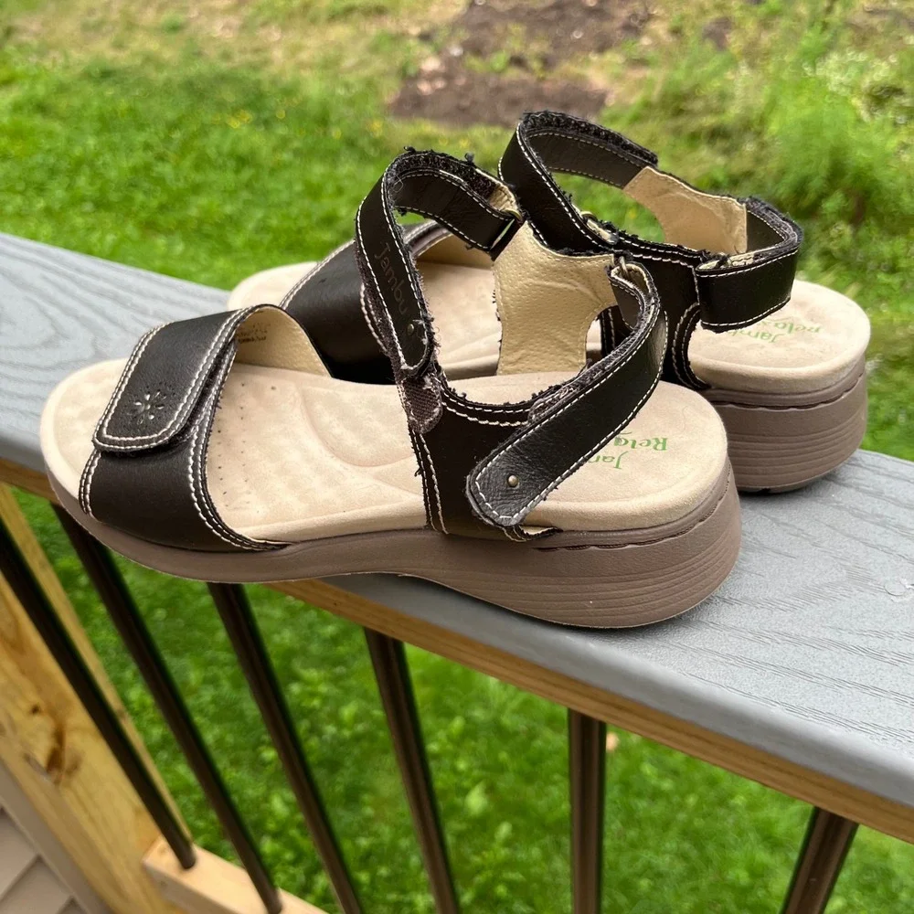 Jambu Relax Foam Brown Vegan Leather Wedge Sandals Floral Detail Womens 9.5M